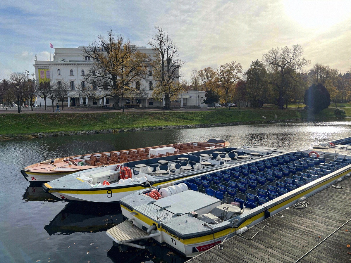 Paddan-Kanalboote am Steg vor dem Stora Teatern