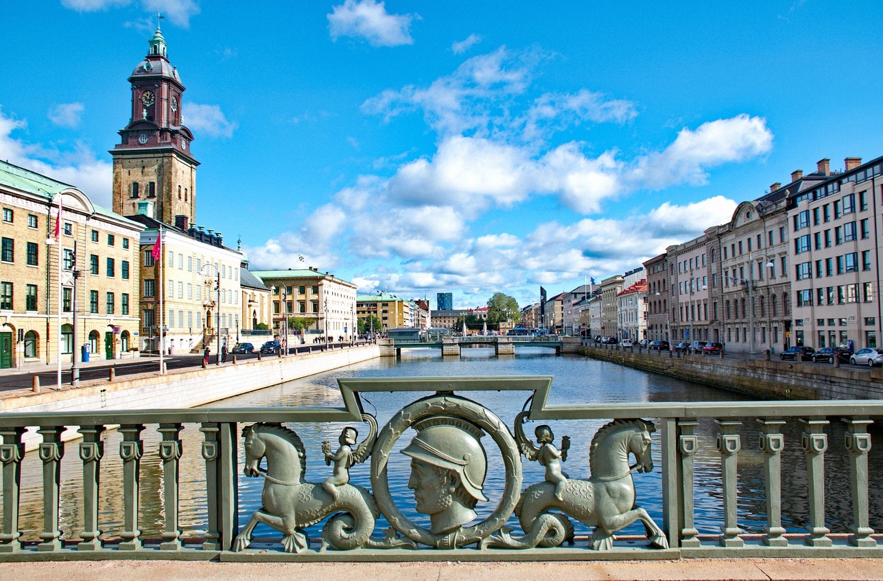 Blick von einer Brücke auf den Stora Hamnkanalen in Göteborgs Innenstadt