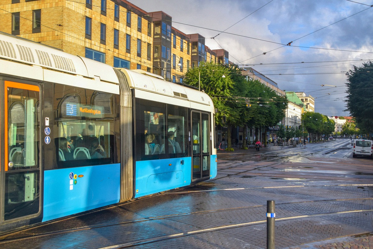 Eine Västtrafik-Straßenbahn auf der Kungsportsavenyn in Göteborg