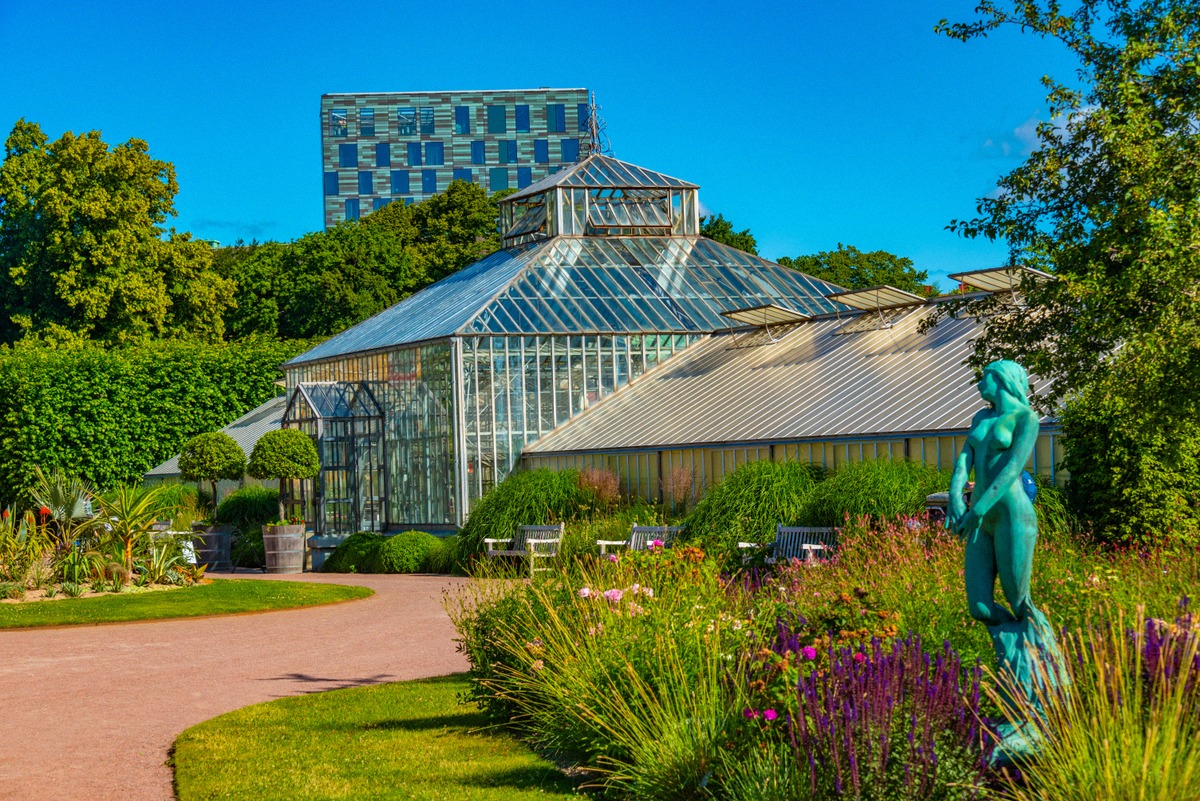 Palmenhaus und blühende Staudenbeete in der Trädgårdsföreningen